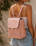 A626- mochila verniz rosa