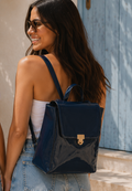 A627- mochila verniz azul