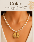 F24, colar prateado com 2 meninos/as